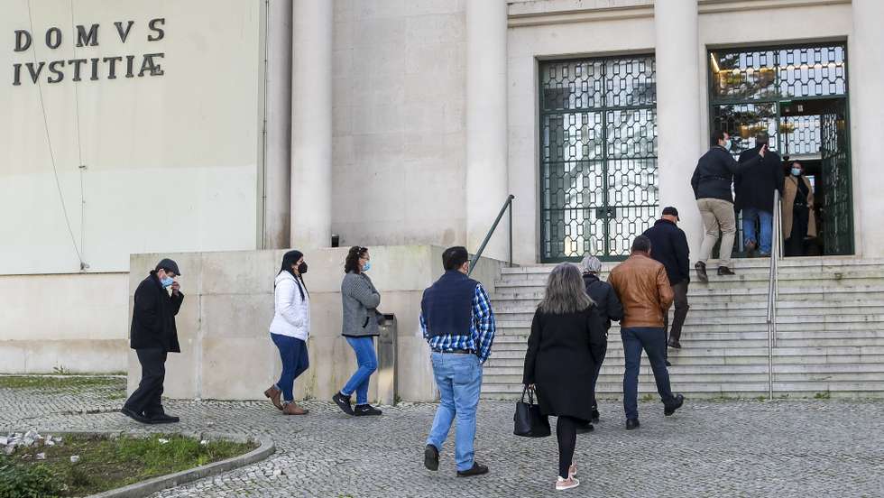 Arguidos do processo sobre a reconstrução das casas de Pedrógão Grande à chegada ao Tribunal de Leiria onde decorreu a leitura do acórdão do processo sobre as alegadas irregularidades na reconstrução de casas em Pedrógão Grande após os incêndios de junho de 2017, em Leiria, 31 de janeiro de 2022. O ex-presidente da Câmara Municipal de Pedrógão Grande, Valdemar Alves, foi hoje condenado na pena única de sete anos, tendo também sido condenados, o antigo vereador Bruno Gomes, a seis anos de prisão efetiva, e mais 12 arguidos, de um total de 28. PAULO NOVAIS/LUSA