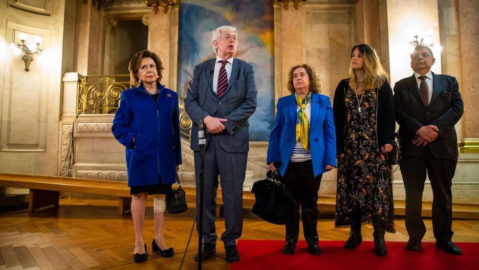 Manuela Ramalho Eanes (E), Dulce Rocha (C), Isabel Aguiar Branco (2-D), António Garcia Pereira (D) e Rui Pereira (2-E), prestam declarações aos jornalistas após uma audiência com o presidente da Assembleia da República, Augusto Santos Silva, onde foi entregue uma petição para a conversão do crime de violação em crime público, na Assembleia da República, em Lisboa, 28 de abril de 2022. JOSÉ SENA GOULÃO/LUSA
