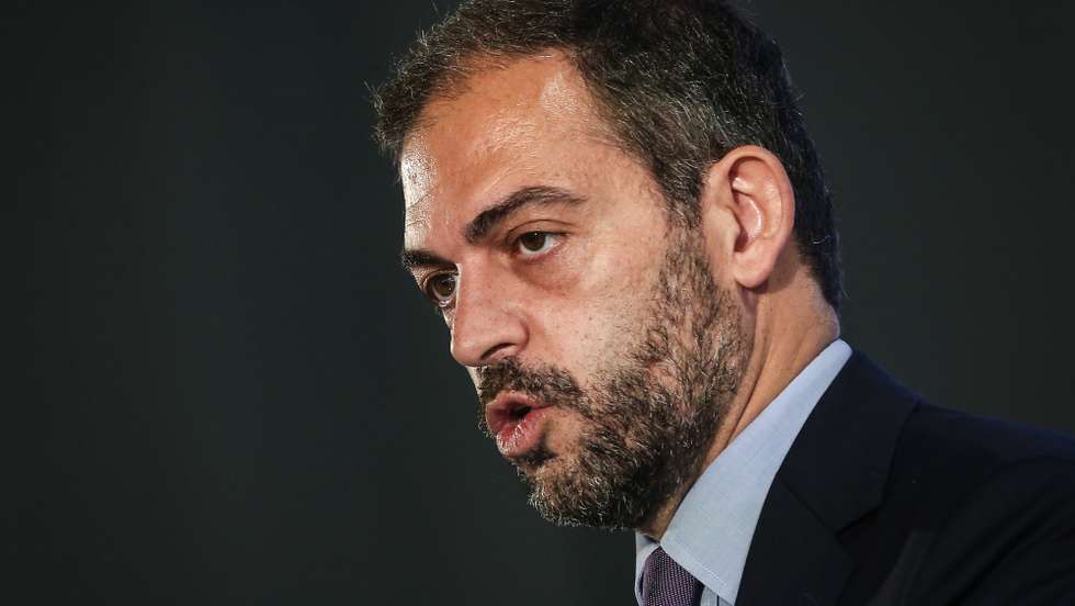 O ministro do Ambiente e Ação Climática, Duarte Cordeiro, discursa durante a visita à nova central de compostagem para resíduos verdes da Tratolixo, em Cascais, 05 de maio de 2022. RODRIGO ANTUNES/LUSA