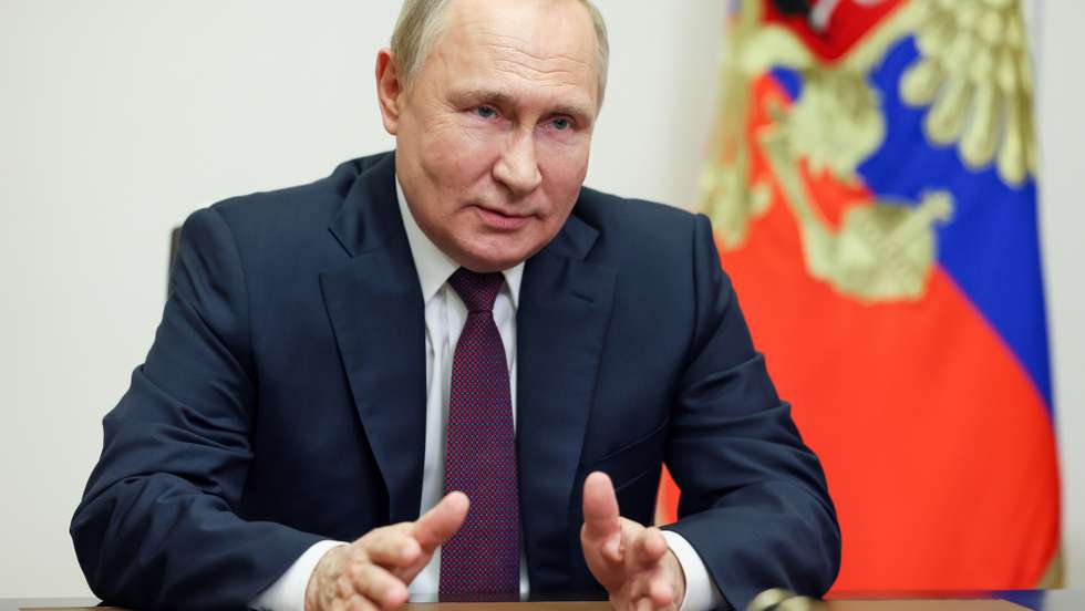 epa09989712 Russian President Vladimir Putin delivers an address to the participants of the Bolshaya Peremena All-Russian contest for school students via teleconference call at Novo-Ogaryovo state residence outside Moscow, Russia, 01 June 2022.  EPA/MIKHAIL METZEL / KREMLIN POOL / SPUTNIK MANDATORY CREDIT
