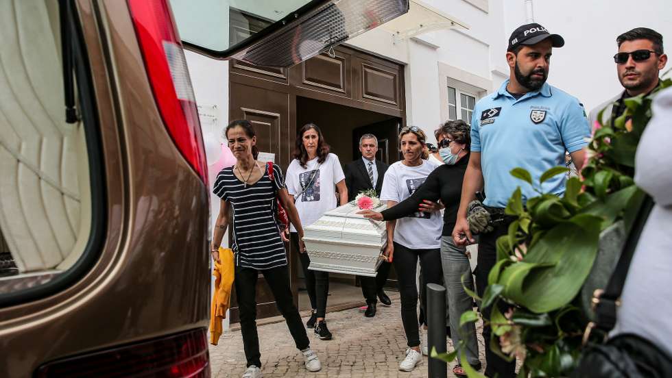 Morte da menina de três anos remonta a junho deste ano; na altura a mãe alegou estar relacionada com uma dívida de 400 euros por um pedido de bruxaria