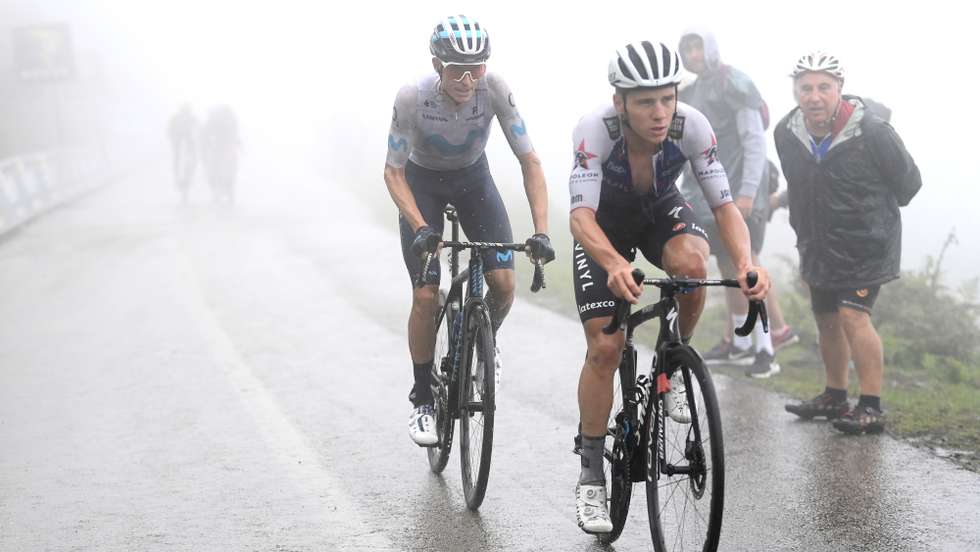 Remco Evenepoel conseguiu abafar toda a concorrência, levou apenas Enric Mas consigo e ganhou a camisola vermelha num dia em que Jay Vine ficou com a etapa