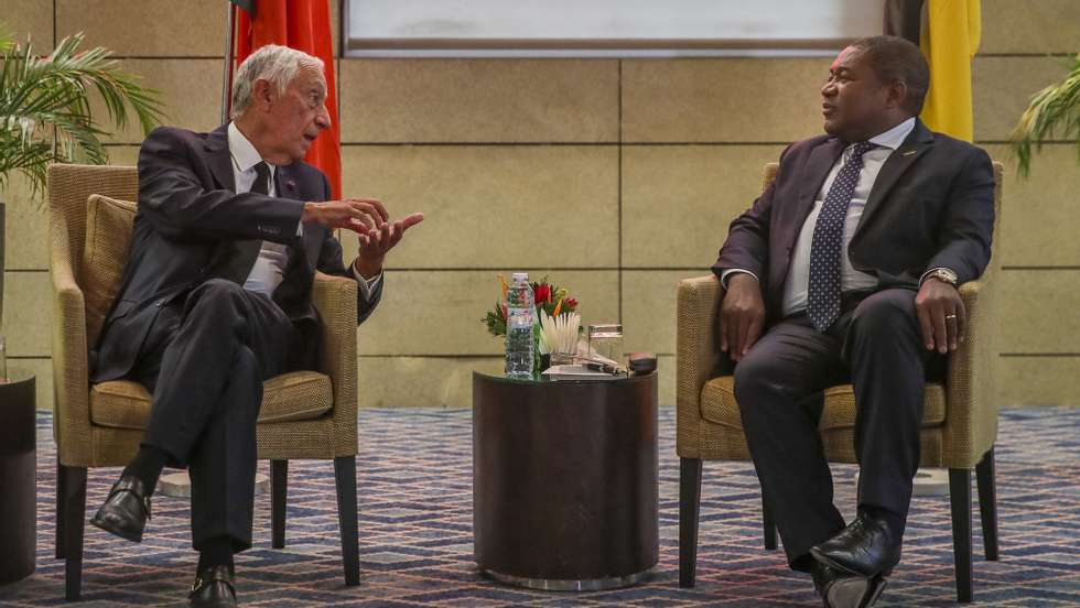 O Presidente da República de Portugal, Marcelo Rebelo de Sousa, e o Presidente da República de Moçambique, Filipe Nyusi, durante o encontro bilateral à margem das cerimónias fúnebres do ex-Presidente de Angola, José Eduardo dos Santos, num hotel em Luanda, onde se deslocaram para participar nas cerimónias fúnebres do ex-presidente angolano, Luanda, Angola, 27 de agosto de 2022. PAULO NOVAIS/LUSA