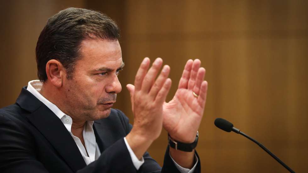 O presidente do Partido Social Democrata (PSD), Luís Montenegro, discursa durante a sessão de encerramento da I Cimeira Ibérica da Juventude organizada pela Juventude Social Democrata (JSD), em Lisboa, 29 de outubro de 2022. RODRIGO ANTUNES/LUSA