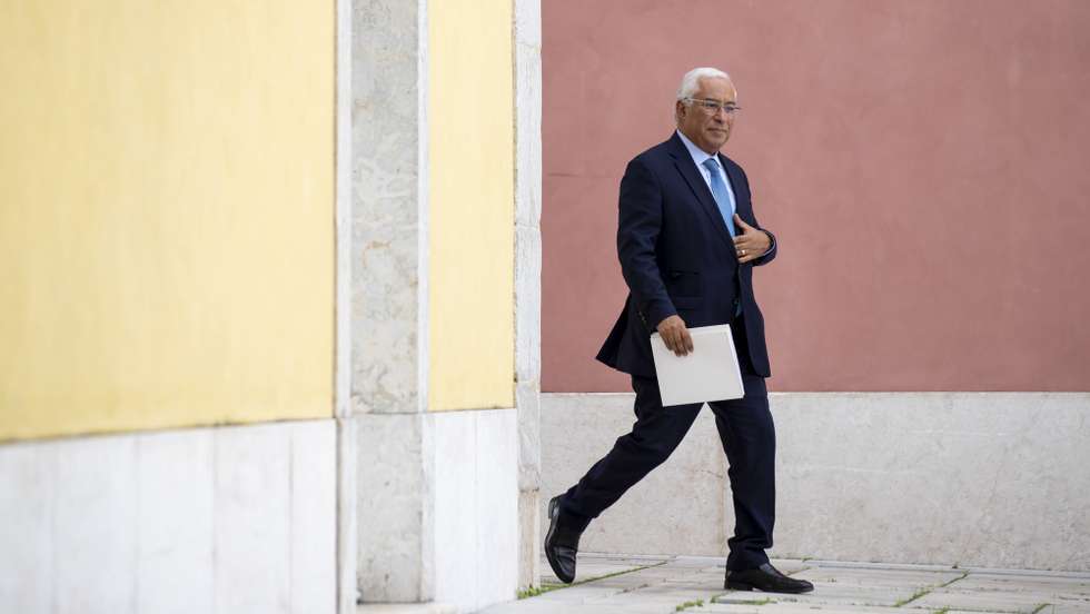 O primeiro-ministro, António Costa, à chegada para a reunião do Conselho de Estado com o único ponto da ordem de trabalhos: “Análise sobre a situação económica e social em Portugal”, no Palácio da Cidadela, em Cascais, 28 de outubro de 2022. JOSÉ SENA GOULÃO/LUSA