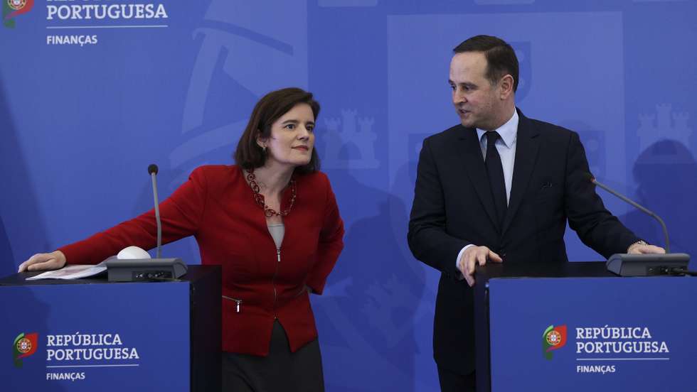 O ministro das Finanças, Fernando Medina (D), ladeado pela ministra de Estado e da Presidência, Mariana Vieira da Silva (E), durante a conferência de imprensa para apresentação das novas medidas do Governo para mitigar o aumento do custo de vida, no Ministério das Finanças, em Lisboa, 24 de março de 2023. ANTÓNIO COTRIM/LUSA