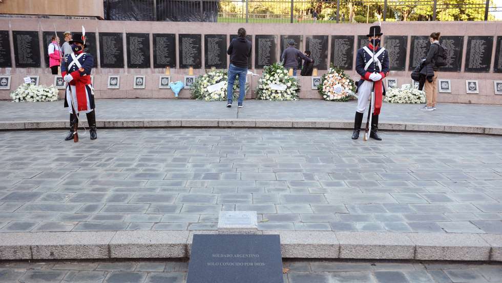 epa09866149 Veterans and citizens visit the Monument to the Fallen in Malvinas (Falkland Islands), on the 40th anniversary of the start of the armed conflict with the United Kingdom for the sovereignty of the islands, in Buenos Aires, Argentina, 02 April 2022.  EPA/MATIAS MARTIN CAMPAYA