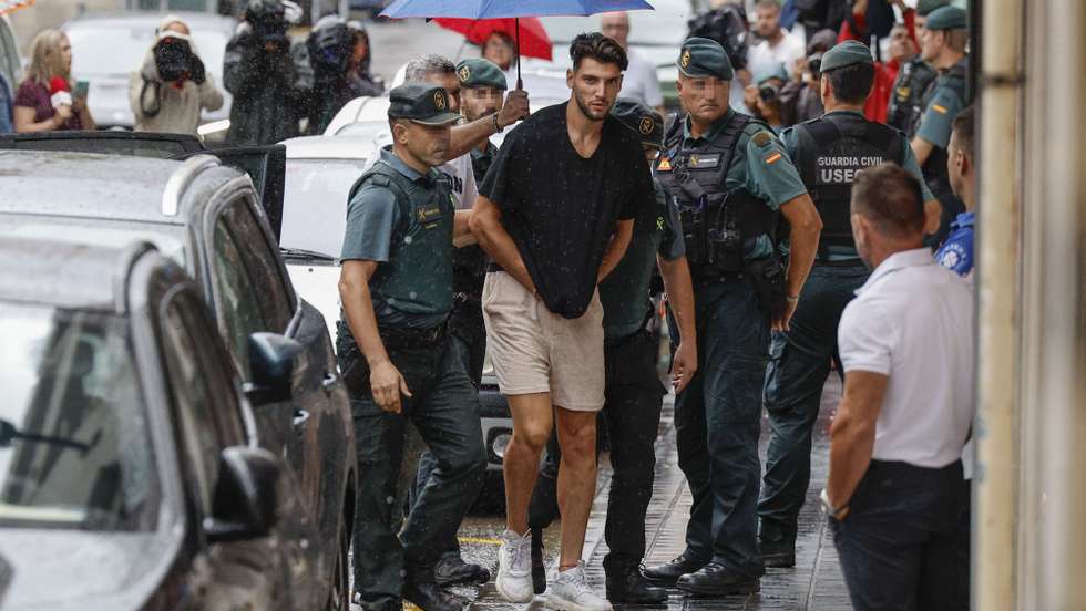 epa11584320 Spanish soccer player Rafa Mir (C) arrives at the court to appear before the judge in Valencia, eastern Spain, 04 September 2024. Valencia CF's player Rafa Mir was arrested on 02 September after he was accused of an alleged sexual assault together with other man.  EPA/KAI FORSTERLING  ATTENTION EDITORS: IMAGE PIXELATED AT SOURCE TO COMPLY WITH SPANISH LAW