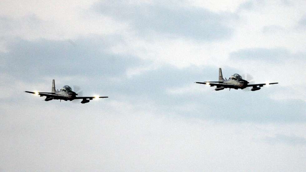 epa01961479 Two Super Tucano fighter planes fly during a reception ceremony at San Isidro Air Force base in Santo Domingo, Dominican Republic, on 10 December 2009. The Dominican Government has bought 8 Super Tucano planes to fight drug trafficking.  EPA/Orlando Barria