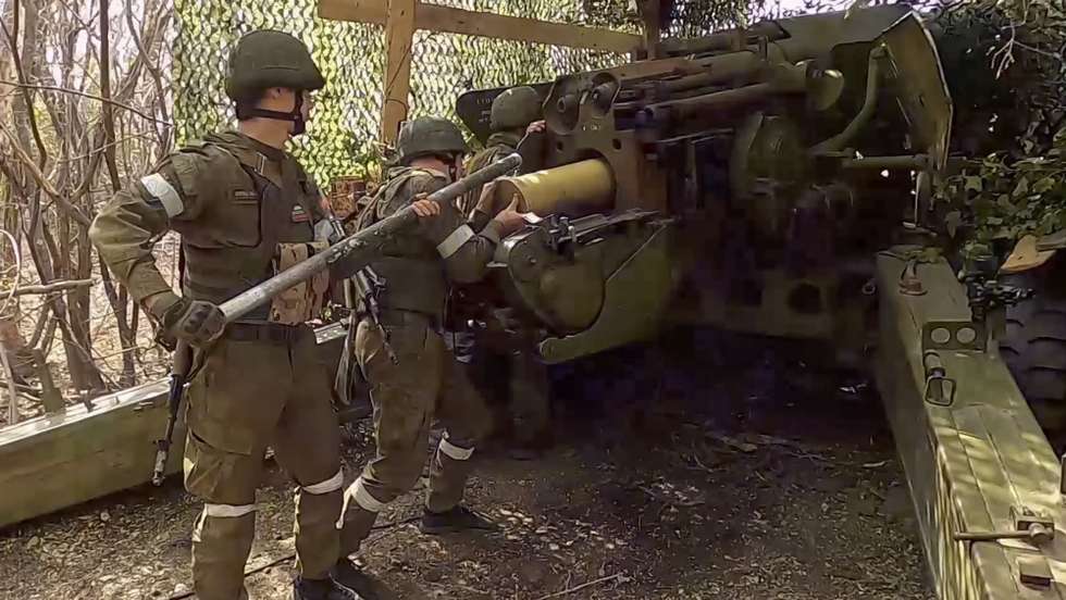 epa11626672 A still image taken from handout video provided 26 September 2024 by the Russian Defence ministry press-service shows Russian servicemen firing â€˜Giatsint-Bâ€™ towed guns towards Ukrainian positions at an undisclosed location. Russian military stopped three attempts by the Ukrainian army to break through the Russian state border in the Kursk direction, striking eight Ukrainian brigades in the Kursk region, the Russian Defense Ministry said.  EPA/RUSSIAN DEFENCE MINISTRY PRESS S HANDOUT EDITORIAL USE ONLY/NO SALES