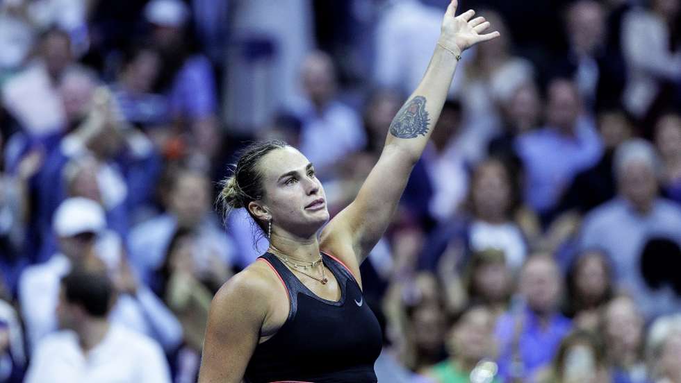 epa12353440 Aryna Sabalenka acknowledges the crowd after winning match point against Jessica Pegula of the US during the women’s singles semifinals during the US Open Tennis Championships at the USTA Billie Jean King National Tennis Center in Flushing Meadows, New York, USA, 04 September 2025. The US Open tournament runs from 24 August through 07 September.  EPA/CRISTOBAL HERRERA-ULASHKEVICH