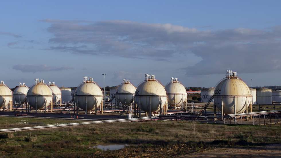 Vista geral de depósitos de combustivel pertencentes ao Parque de Combustiveis de Aveiras ligado à refinaria de Sines através de um oleoduto, 02 de março de 2008.  MIGUEL A. LOPES / LUSA