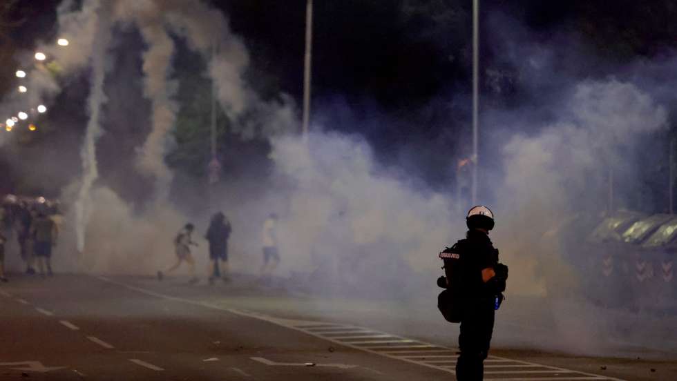 epa12305707 Riot police officers fire tear gas during an anti-government protest in Belgrade, Serbia, 16 August 2025. Violent clashes broke out in Serbia this week between anti-government protesters, supporters of the ruling SNS party, and police.  EPA/ANDREJ CUKIC