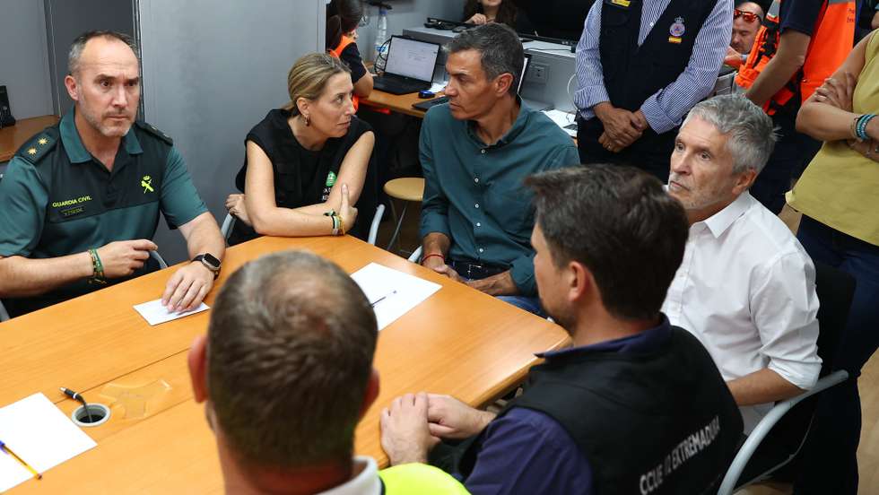 epa12310134 A handout photo made available by Moncloa's Presidential Palace shows Spain's Prime Minister Pedro Sanchez (3-L), Extremadura's Regional President Maria Guardiola (2-L), and Spain's Interior Minister Fernando Grande-Marlaska (3-R) during their visit to La Granja, in Caceres, Spain, 19 August 2025, to follow the latest news on the fires affecting nearby towns. Despite the improvement in weather conditions, multiple blazes continue to affect several provinces in Spain after burning thousands of hectares across the country.  EPA/FERNANDO CALVO / MONCLOA PRESIDENTIAL PALACE / HANDOUT HANDOUT EDITORIAL USE ONLY/NO SALES