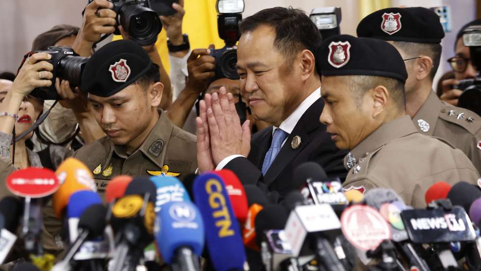 epa12354192 Bhumjaithai Party's leader Anutin Charnvirakul (C) performs the wai, the traditional Thai greeting, as he leaves after being elected as prime minister during a voting session at Parliament in Bangkok, Thailand, 05 September 2025. Bhumjaithai Party's leader Anutin Charnvirakul succeeded in the parliamentary vote to become Thailand's 32nd prime minister and stated to form a minority coalition government after the charter court removed Paetongtarn Shinawatra from the office over severe ethics violations due to the leak controversial phone call with Cambodia's senate president.  EPA/NARONG SANGNAK