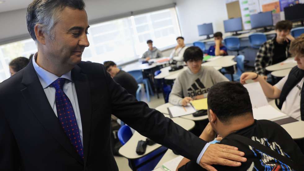 O ministro da Educação, Ciência e Inovação, Fernando Alexandre (E), visita o Agrupamento de Escolas Tomaz Pelayo, onde inaugura os dois novos Centros Tecnológicos Especializados (Informática e Industrial), Santo Tirso, 15 de Setembro de 2025. JOSÉ COELHO/LUSA