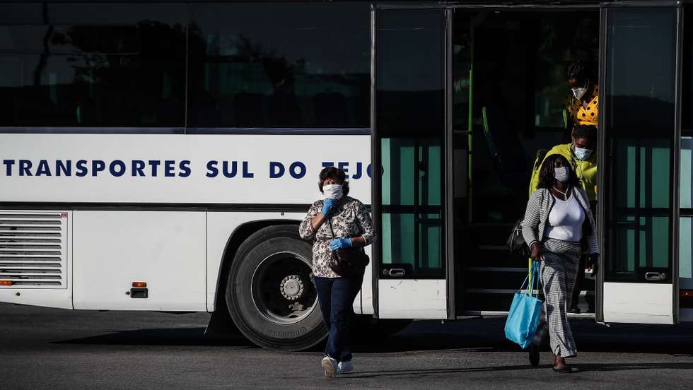 Utentes à saída de um autocarro dos Transportes Sul do Tejo (TST), em Cacilhas, Almada, 20 de maio de 2020. O transporte rodoviário foi reforçado com a entrada do segunda fase do desconfinamento devido à pandemia da covid-19, apesar disso as carreiras continuam com poucas pessoas o que contrasta com a grande utilização dos transportes fluviais da Transtejo/Soflusa. (ACOMPANHA TEXTO). MÁRIO CRUZ/LUSA
