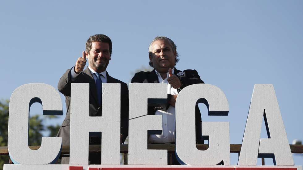 O presidente do partido Chega, André Ventura (E), acompanhado pelo candidato do partido à Câmara Municipal da Amadora, José Dias (D), durante o comício de arranque de pré-campanha para as eleições autárquicas, na Amadora, 04 de setembro de 2021. ANTÓNIO COTRIM/LUSA
