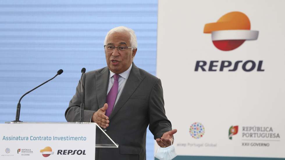 O primeiro-ministro, António Costa, discursa durante a cerimónia de assinatura do contrato de investimento do Governo português com a Repsol, companhia energética de origem espanhola, no complexo industrial da Repsol em Sines, 13 de outubro de 2021. A Repsol e o Governo assinam hoje o contrato de investimento no complexo de Sines, que prevê incentivos fiscais de até 63 milhões a um projeto de 657 milhões de euros, apontado como o “maior investimento industrial” da última década. MANUEL DE ALMEIDA/LUSA