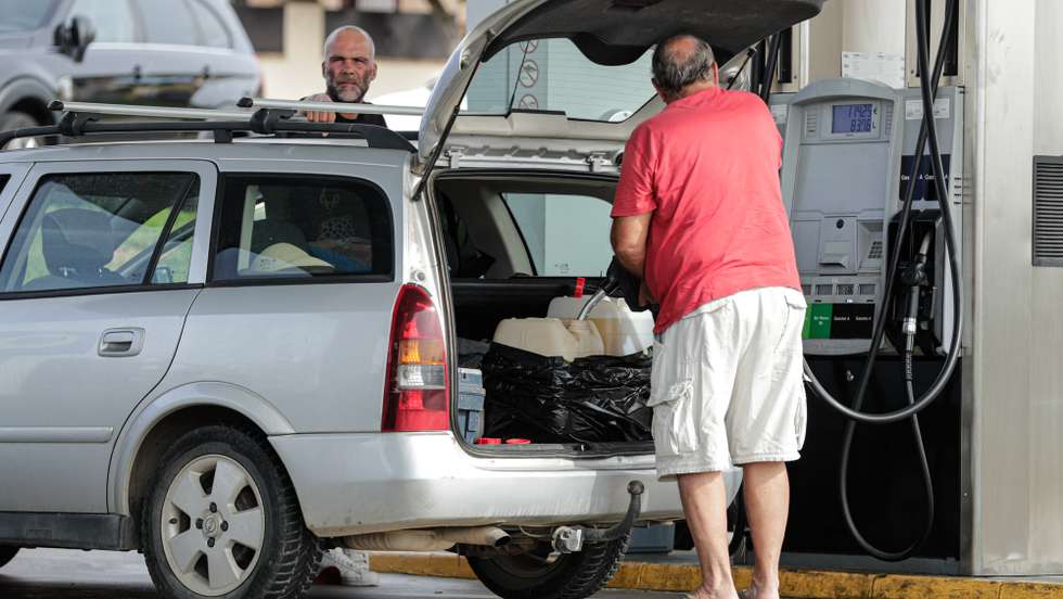 Automobilistas portugueses abastecem em Espanha para fugir aos preços altos dos combustíveis em Portugal e vão abastecer a Espanha, onde a diferença pode chegar aos 36 cêntimos por litro, em Ayamonte, Espanha, 17 de outubro de 2021. (ACOMPANHA TEXTO). LUÍS FORRA/LUSA