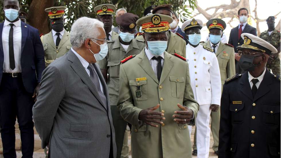 O primeiro-ministro, António Costa (E), conversa com o Chefe de Estado-maior General das Forças Armadas (CEMGFA) da Guiné-Bissau, Biaguê Na N'Tan (C), durante a visita ao Estado-Maior General das Forças Armadas guineenses, em Bissau, Guiné-Bissau, 05 de março de 2022. O primeiro-ministro, António Costa, inicia hoje uma visita à Guiné-Bissau, onde permanecerá até domingo de manhã, para reforçar as relações políticas nos quadros bilateral e da Comunidade de Países de Língua Portuguesa (CPLP) e relançar a cooperação. ANTÓNIO AMARAL/LUSA