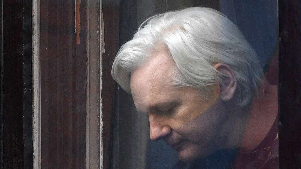 epa10017727 (FILE) - Wikileaks founder Julian Assange speaks to reporters on the balcony of the Ecuadorian Embassy in London, Britain, 19 May 2017 (reissued 17 June 2022). Wikileaks founder Julian Assange’s extradition to the US has been approved by British Home Secretary Priti Patel 17 June 2022.  EPA/FACUNDO ARRIZABALAGA *** Local Caption *** 55897098