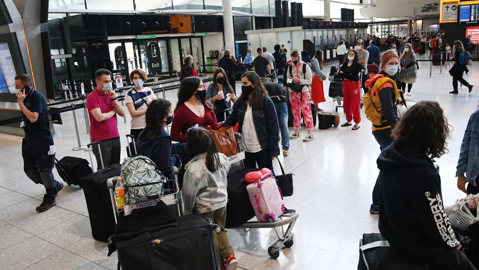 epa09382815 People queue for flights at Heathrow Airport in London, Britain, 31 July 2021. Britain is set to open its borders to double jabbed US and EU citizens from 02 August, the UK government has announced.  EPA/ANDY RAIN