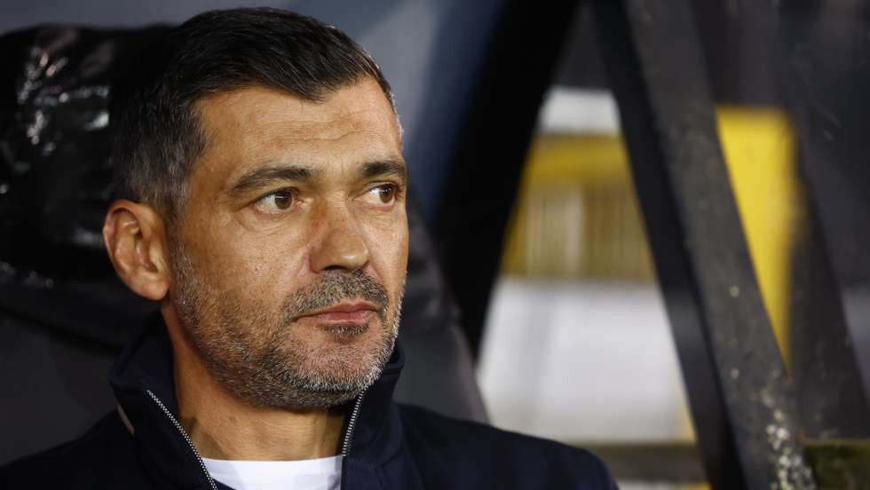 epa10267307 Sergio Conceicao head coach of FCP Porto during the UEFA Champions League group B match between Club Brugge and Porto in Bruges, Belgium, 26 October 2022.  EPA/STEPHANIE LECOCQ