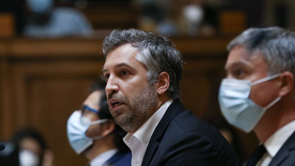 O ministro das Infraestruturas e Habitação, Pedro Nuno Santos, durante audição na Comissão de Economia, Inovação, Obras Públicas e Habitação na Assembleia da República,  em Lisboa, 18 de maio de 2021.   MANUEL DE ALMEIDA/LUSA