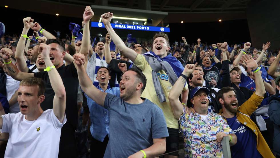 epa09236146 Fans of Chelsea celebrate after the UEFA Champions League final between Manchester City and Chelsea FC in Porto, Portugal, 29 May 2021.  EPA/Carl Recine / POOL