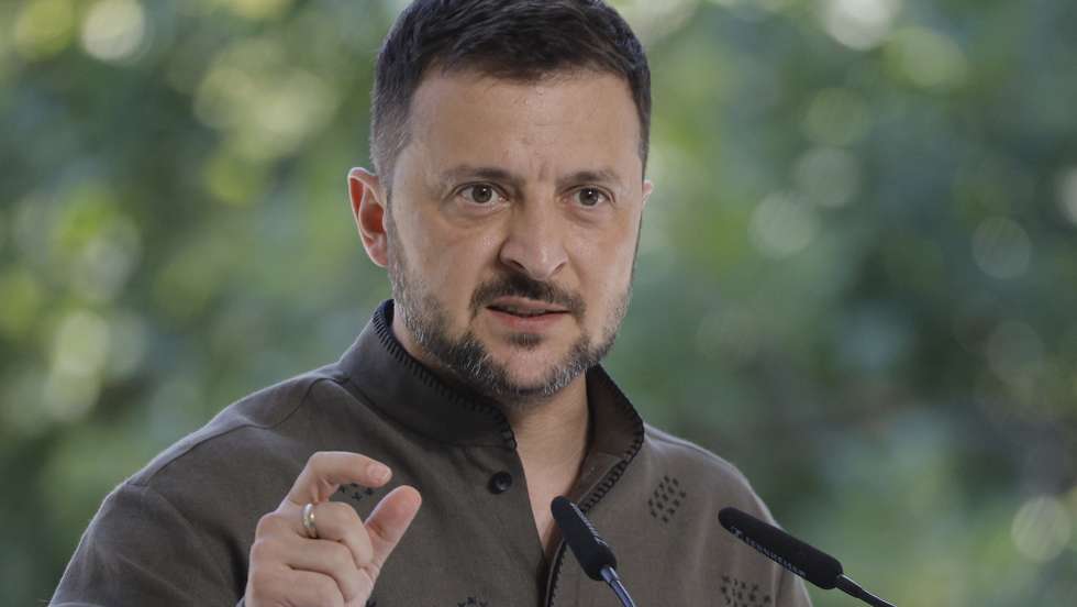 epa11562816 Ukrainian President Volodymyr Zelensky addresses a joint prss conference with Polish President Andrzej Duda and Lithuanian Prime Minister Ingrida Simonyte (not pictured) in Kyiv, Ukraine, 24 August 2024. Duda and Simonyte arrived in Kyiv to meet with top Ukrainian officials as Ukraine marks its declaration of independence of 1991.  EPA/SERGEY DOLZHENKO 60945