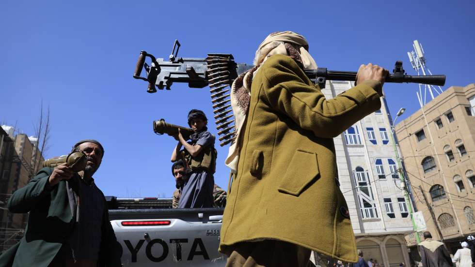 epa12505227 Armed tribesmen participate in an anti-Israel gathering mobilizing more fighters, in Sana'a, Yemen, 05 November 2025. Houthi leader Abdul-Malik al-Houthi, in a televised address, has ordered his forces and tribal supporters to prepare for an inevitable confrontation with Israel, a few days after Israeli Prime Minister Benjamin Netanyahu pledged to take 'all necessary measures' to eliminate what he described as the 'Houthi threat to Israel.'  EPA/YAHYA ARHAB