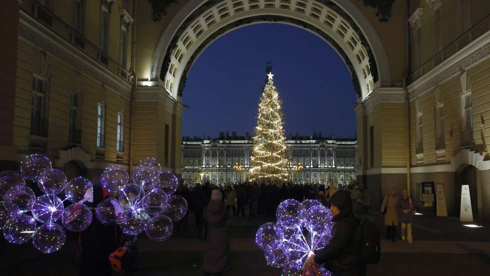 epaselect epa12613139 People walk along the seasonally decorated Dvortsovaya (Palace) Square with a Christmas tree ahead of New Year and Christmas celebrations in St. Petersburg, Russia, 26 December 2025. Russians are preparing to celebrate New Year's Eve on 31 December, and Christmas, which is observed on 07 January 2026, according to the Russian Orthodox Julian calendar.  EPA/ANATOLY MALTSEV