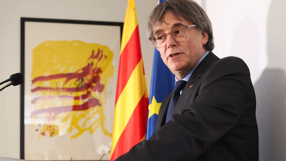 epa13285291 Former Catalan regional president Carles Puigdemont delivers an institutional statement at the Casa de la Republica in Waterloo, Belgium, 06 October 2026. Spains Supreme Court lifted the arrest warrant against Puigdemont earlier in the day after the Constitutional Court ruled that the amnesty law applies to embezzlement linked to the Catalan independence process, paving the way for his return to Spain after nearly nine years in Belgium.  EPA/OLIVIER HOSLET