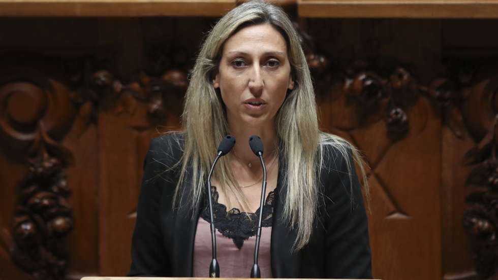 A deputada independente Cristina Rodrigues durante a sessão evocativa do antigo Presidente da República Jorge Sampaio, realizada no parlamento, em Lisboa, 15 de setembro de 2021. MANUEL DE ALMEIDA/LUSA