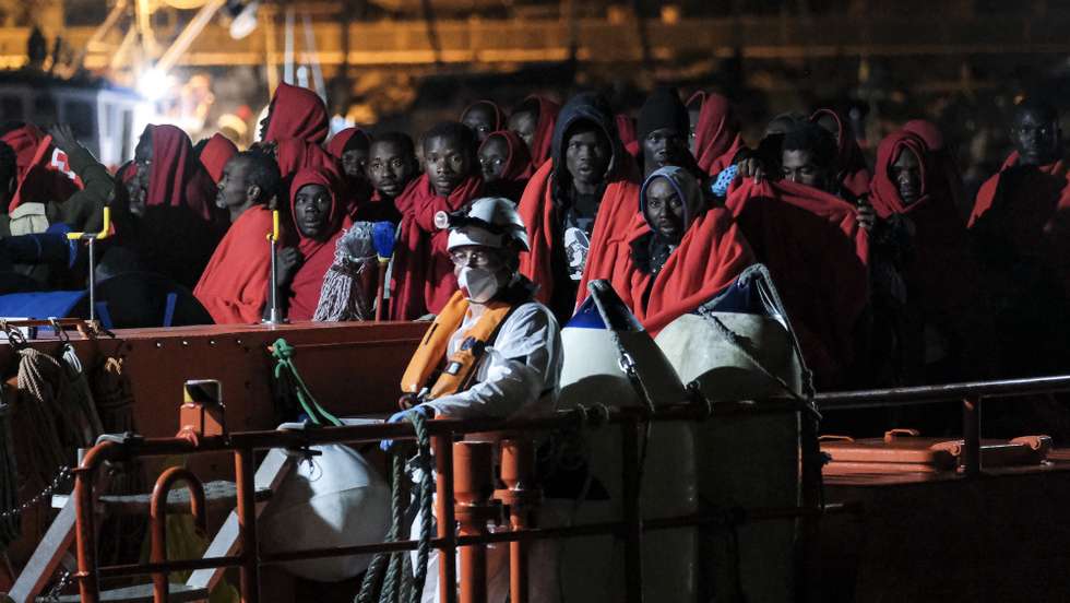 epaselect epa09647582 Some of the 94 migrants Spanish Sea Rescue has rescued in two boats that were heading towards Fuerteventura and Gran Canaria, including one deceased, arrive in Arguineguin, Gran Canaria, Spain, 17 December 2021. The first was a pneumatic with 60 occupants of sub-Saharan origin (50 men, including the deceased, nine women and a minor) and the second, a patera with 34 people of Maghreb origin (31 men and three women). All of them have been transferred to the ArguineguÃ­n dock (Gran Canaria).  EPA/Angel Medina