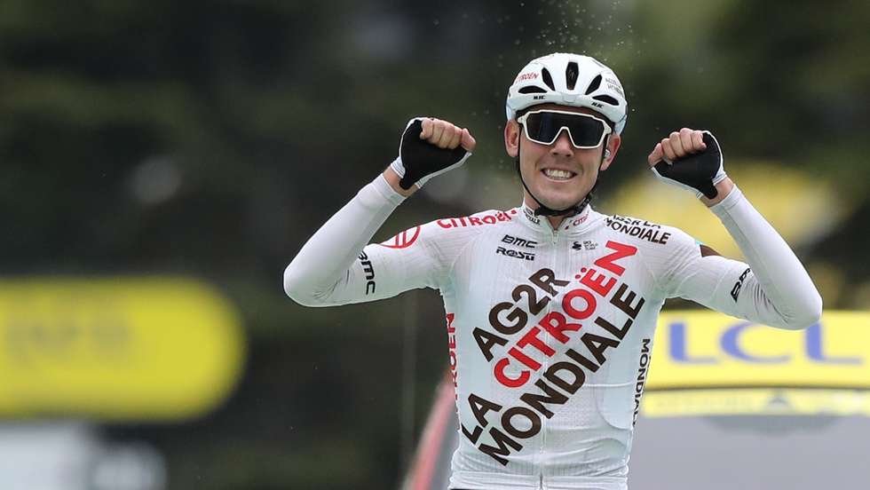 epa09322403 Australian rider Ben O'Connor of the AG2R Citroen Team celebrates as he crosses the finish line and win of the the 9th stage of the Tour de France 2021 over 144.9 km from Cluses to Tignes, France, 04 July 2021.  EPA/CHRISTOPHE PETIT-TESSON