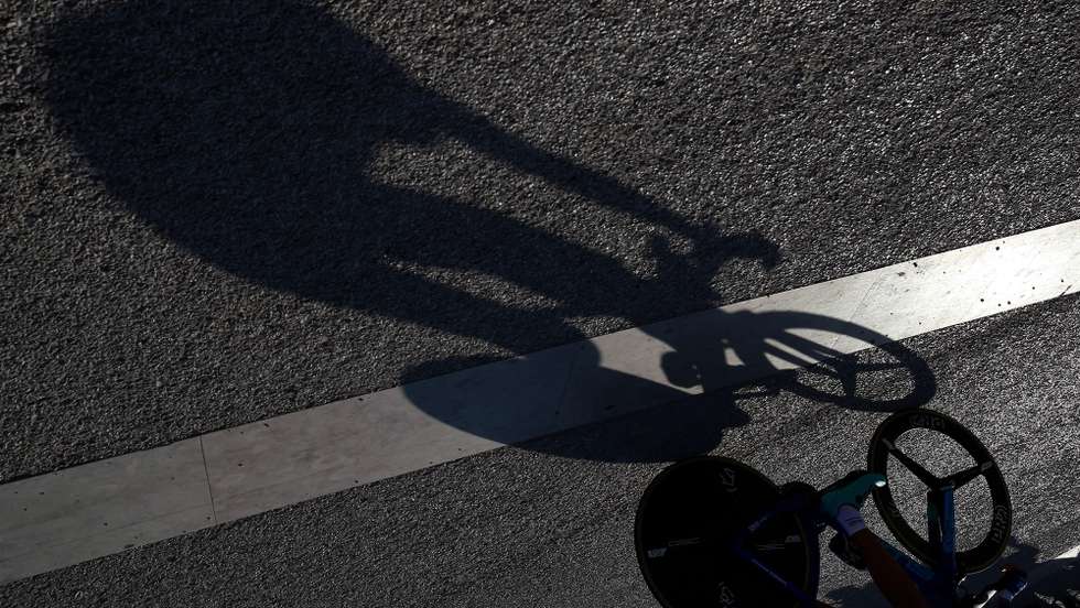 Sombra do ciclista, Gustavo Veloso da equipa W52 - FC Porto, durante a sua prova na 8ª etapa da edição especial da Volta a Portugal em Bicicleta num contrarrelógio individual de 17,7Km, disputado em Lisboa, 05 de outubro de 2020. NUNO VEIGA/LUSA