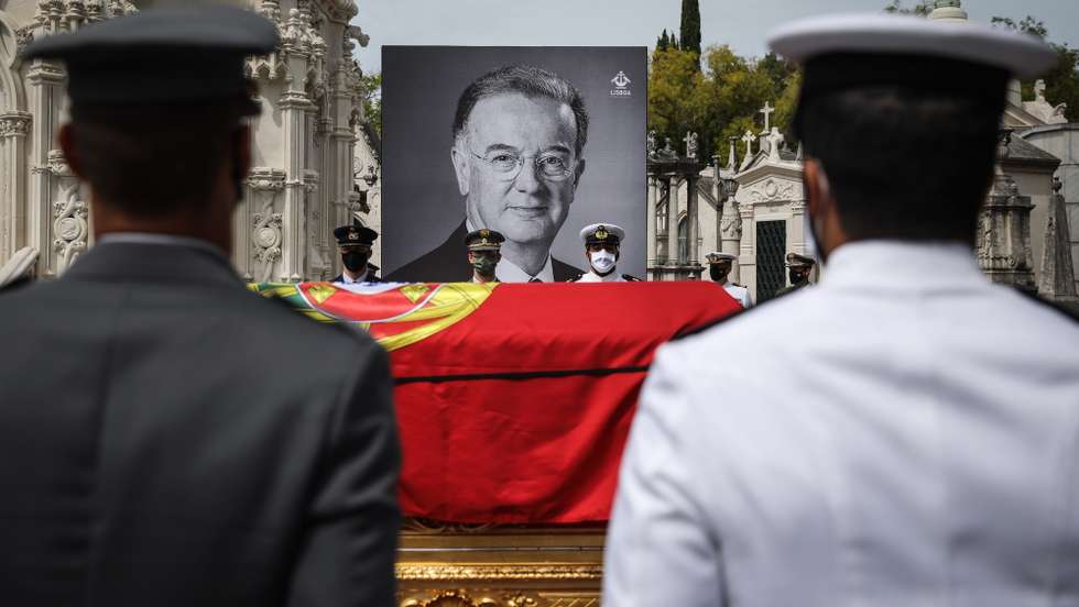 epa09463467 The urn during the funeral service for the late Portuguese President, Jorge Sampaio, at Alto de Sao Joao cemetery in Lisbon, Portugal, 12 September 2021. Jorge Sampaio, former secretary-general of the Socialist Party 'PS' (1989/1992) and two-term President of the Republic (1996/2006), died on 10 September 2021, at the age of 81, at Santa Cruz Hospital, in Lisbon, where he had been hospitalized since 27 August, following respiratory difficulties.  EPA/RODRIGO ANTUNES