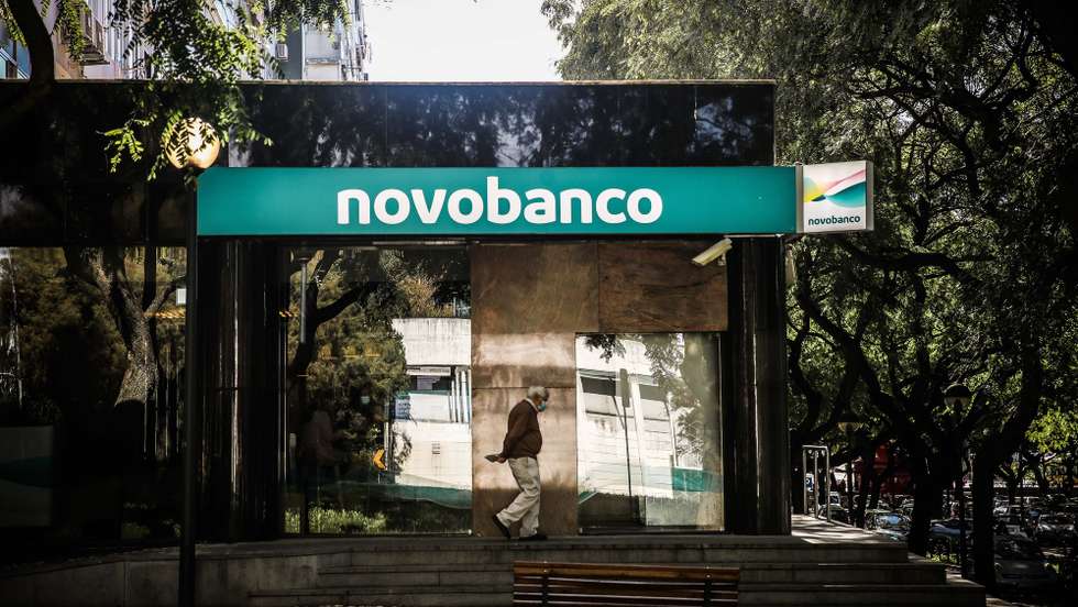 Uma pessoa passa por um balcão do Novo Banco após a aplicação da nova imagem de marca, em Lisboa, 8 de novembro de 2021. MÁRIO CRUZ/LUSA