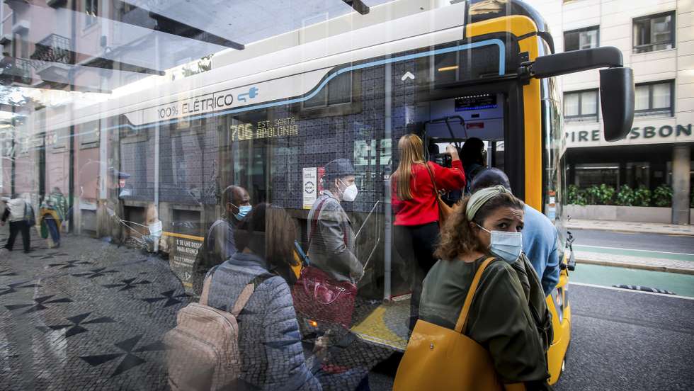 Populares viajam de autocarro no dia da greve de trabalhadores do Metropolitano de Lisboa, convocada pelos Sindicatos representativos dos trabalhadores do Metropolitano de Lisboa, esta greve de 24 horas abrange a generalidade dos trabalhadores. Esta greve levou a uma maior procura pelos transportes da Carris, em Lisboa, 04 de novembro de 2021. NUNO FOX/LUSA