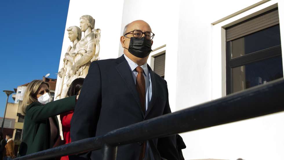 O ex-ministro da Defesa, Azeredo Lopes (D), à chegada ao Tribunal de Santarém para a leitura da sentença do caso “Tancos” em que é arguido, em Santarém, 07 de janeiro de 2022. O processo de Tancos tem 23 acusados, incluindo o ex-ministro da Defesa, Azeredo Lopes, o ex-diretor nacional da Polícia Judiciária Militar (PJM) Luís Vieira, o ex-porta-voz da PJM, Vasco Brazão, e o ex-fuzileiro João Paulino, que segundo o Ministério Público foi o mentor do furto, os quais respondem por um conjunto de crimes que vão desde terrorismo, associação criminosa, denegação de justiça e prevaricação até falsificação de documentos, tráfico de influência, abuso de poder, recetação e detenção de arma proibida. PAULO CUNHA/LUSA