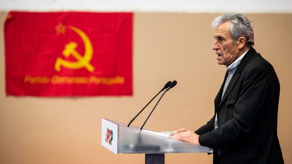 O secretário-geral do Partido Comunista Português, Jerónimo de Sousa, usa da palavra durante a sessão pública "PCP - Contigo todos os dias", na União Desportiva e Cultural Banheirense, na Baixa da Banheira, Setúbal, 19 de fevereiro de 2022. JOSÉ SENA GOULÃO/LUSA