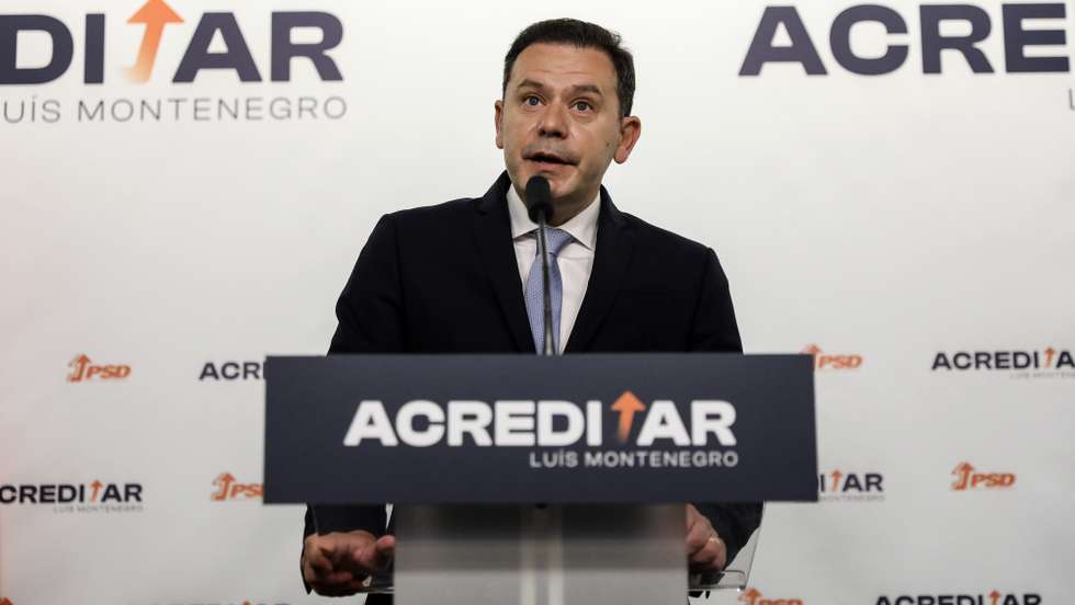 Luís Montenegro intervém na apresentação da sua candidatura à liderança do Partido Social Democrata (PSD), esta manhã na sede do partido em Lisboa, 06 de abril de 2022. MIGUEL A. LOPES/LUSA