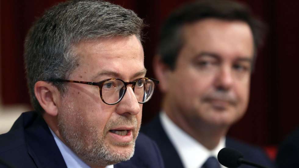 O presidente da Câmara Municipal de Lisboa (CML), Carlos Moedas (E), acompanhado pelo diretor da IFEMA Madrid, Eduardo López-Puertas, intervém durante uma conferência de imprensa de apresentação da 5.ª Feira Internacional de Arte Contemporânea - ARCOlisboa 2022 no Salão Nobre dos Paços do Concelho, em Lisboa, 12 de maio de 2022. Com a participação de 65 galerias de 14 países, a ARCOlisboa realiza-se entre 19 e 22 de maio, na Cordoaria Nacional, sendo uma vez mais o ponto de encontro entre colecionadores, galeristas, artistas e profissionais de arte de todo o mundo. ANTÓNIO PEDRO SANTOS/LUSA