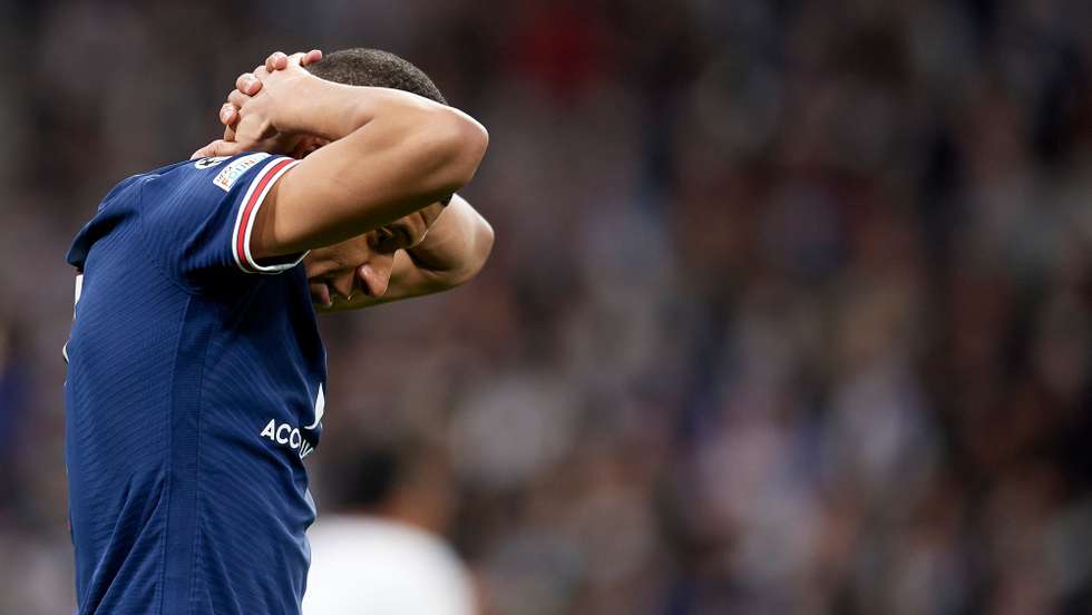 Kylian Mbappé tomou a decisão de ficar no PSG na semana passada pedindo confidencialidade aos franceses ms antes esteve com pé e meio no Real Madrid