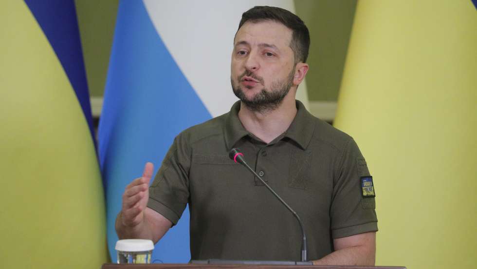 epa10025800 Ukrainian President Volodymyr Zelensky  attends his joint press conference with Prime Minister of Luxembourg Xavier Bettel after their meeting in Kyiv, Ukraine, 21 June 2022. Xavier Bettel arrived to Kyiv and met with President Zelensky and top Ukrainian officials, at a time when the country is pushing for EU membership.  EPA/SERGEY DOLZHENKO
