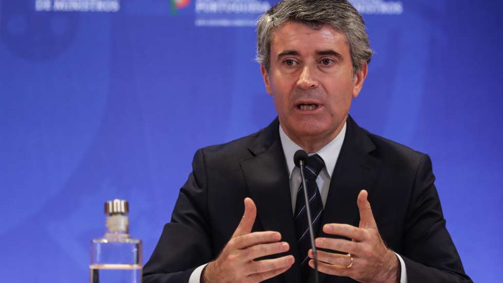 O ministro da Administração Interna, José Luis Carneiro, durante o briefing do Conselho de Ministros em Lisboa, 28 de julho de 2022. TIAGO PETINGA/LUSA