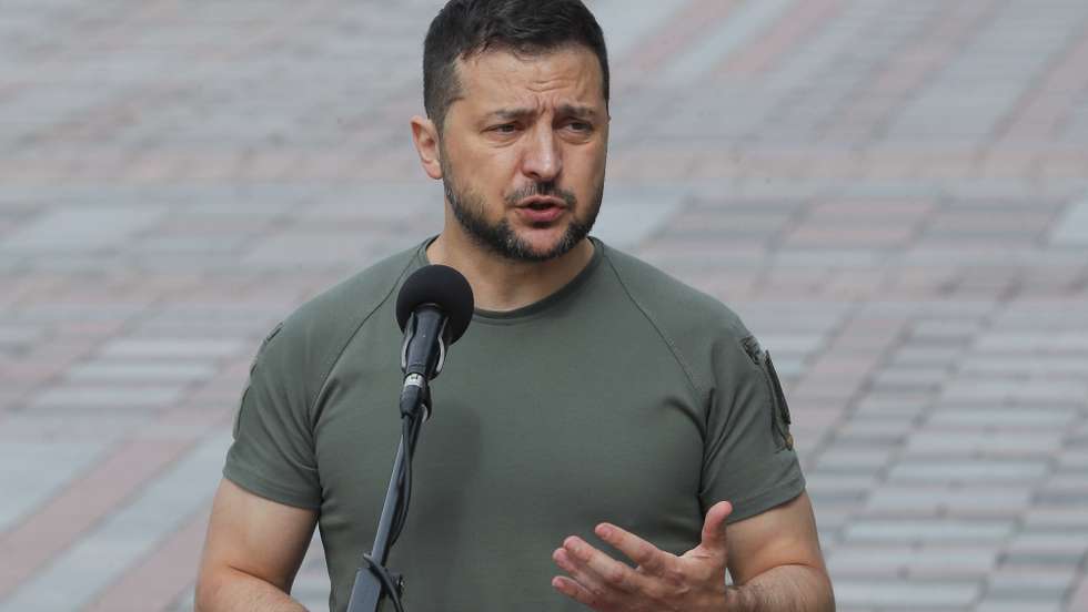 epa10173758 Ukrainian President Volodymyr Zelensky speaks during a meeting with the President of the Republic of Latvia Egils Levits, and the Polish Prime Minister Mateusz Morawiecki in Kyiv, Ukraine, 09 September 2022. Egils Levits and Mateusz Morawiecki arrived in Kyiv to meet with top Ukrainian officials amid the Russian invasion.  EPA/SERGEY DOLZHENKO