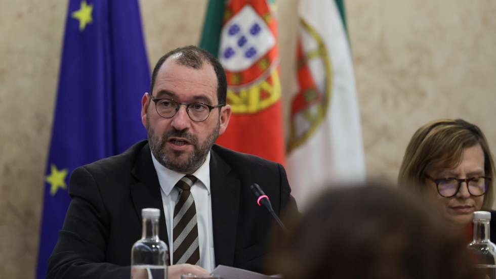 O ministro da Educação, João Costa (E), ladeado pela vice-presidente da Comissão de Educação, Ciência, Germana Rocha (D), fala durante a sua audição perante a Comissão, na Assembleia da República, em Lisboa, 04 de janeiro de 2023. MANUEL DE ALMEIDA/LUSA